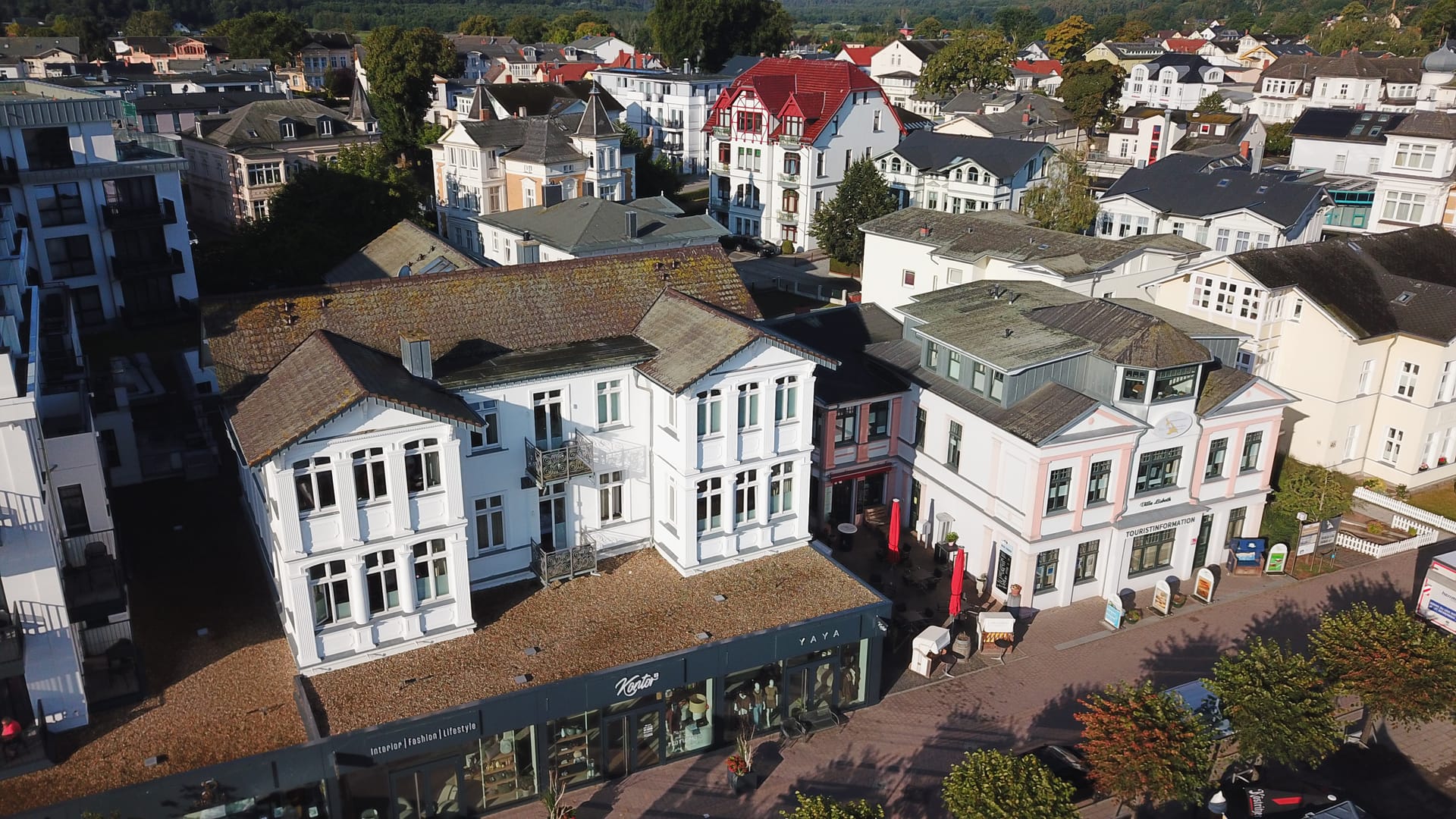 Luftaufnahme der Villa Seedüwel mit dem Villenviertel von Ahlbeck im Hintergrund