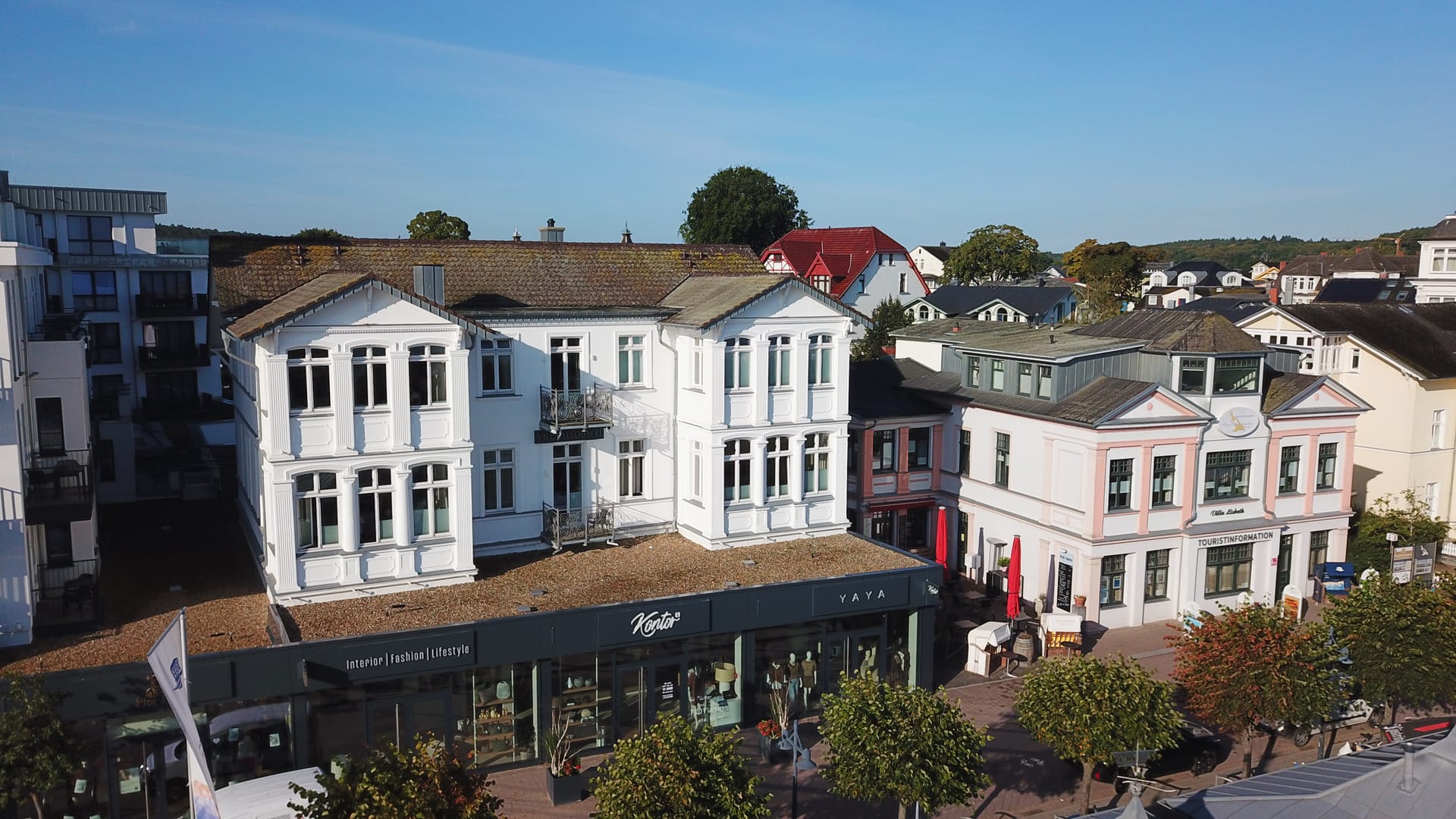 Frontansicht der Villa Seedüwel Ahlbeck mit weißer Bäderstil-Fassade und Erkern
