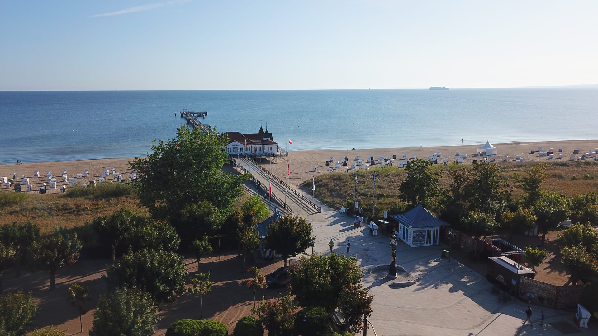 Blick über Dünen und Strandkörbe zur Ahlbecker Seebrücke unweit der Villa Seedüwel
