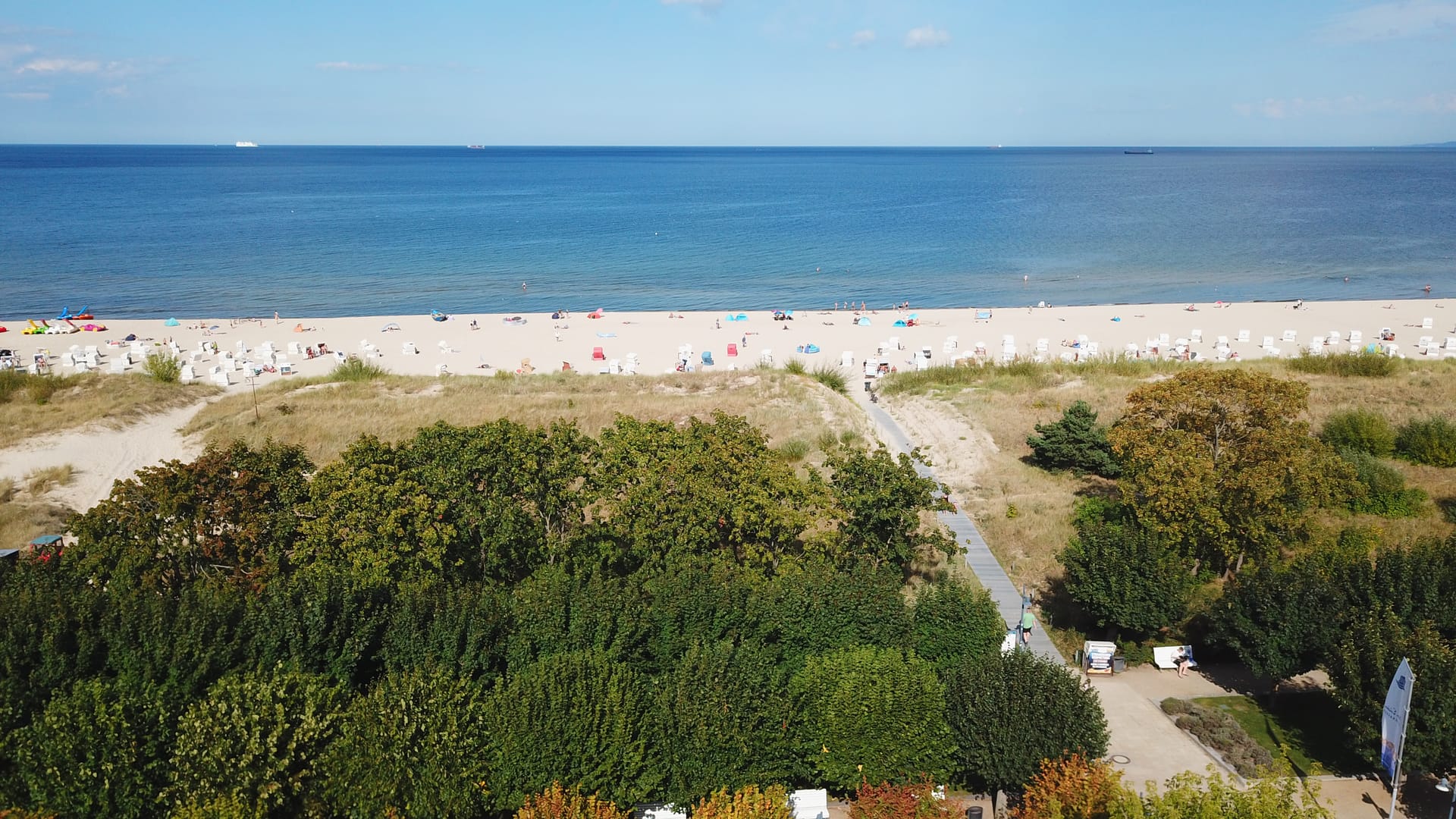 Feinsandiger Ostseestrand mit Dünen am Strandaufgang nahe der Villa Vineta in Ahlbeck