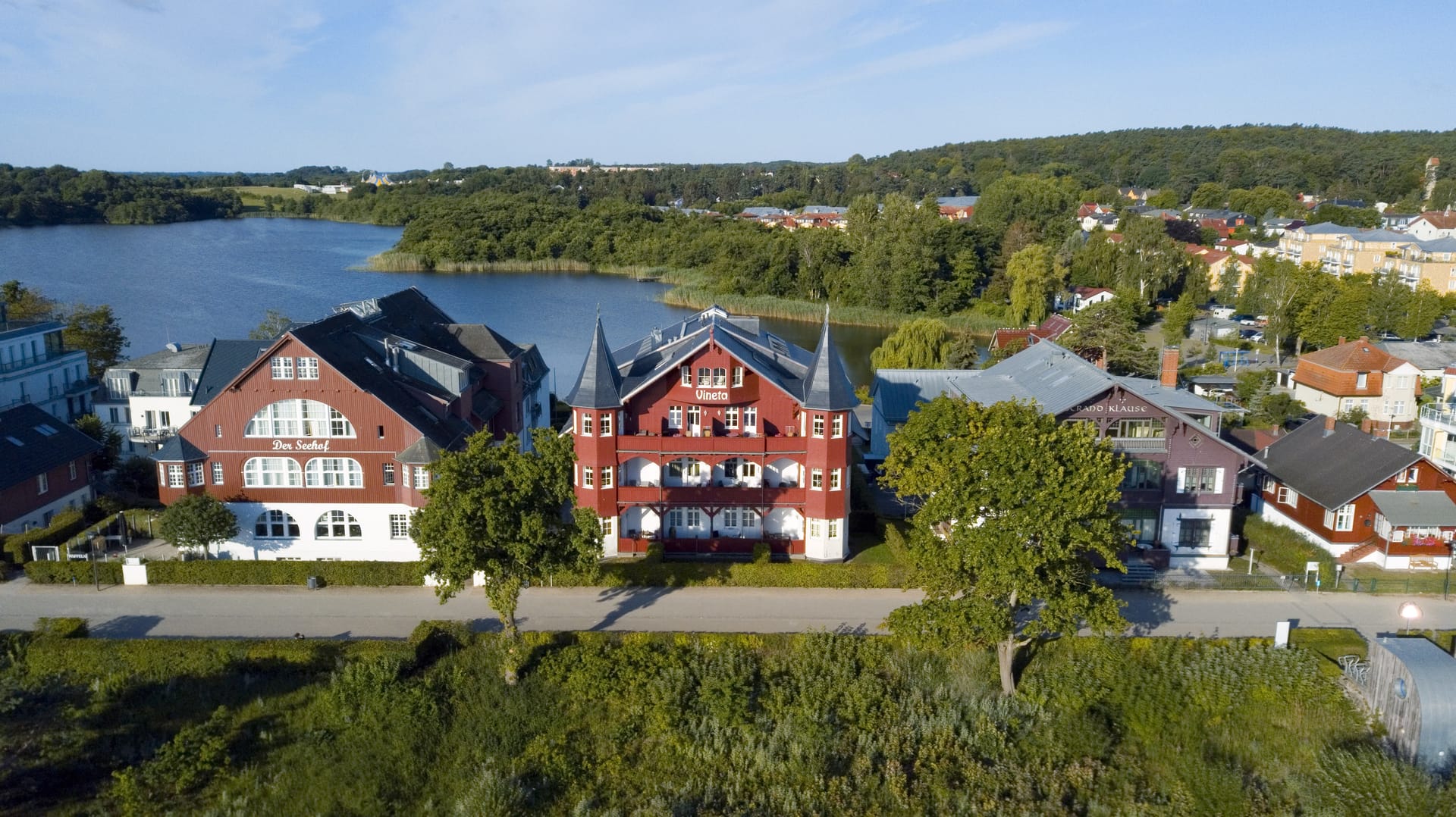 Villa Vineta Bansin: historische Bäderarchitektur mit roter Fassade
