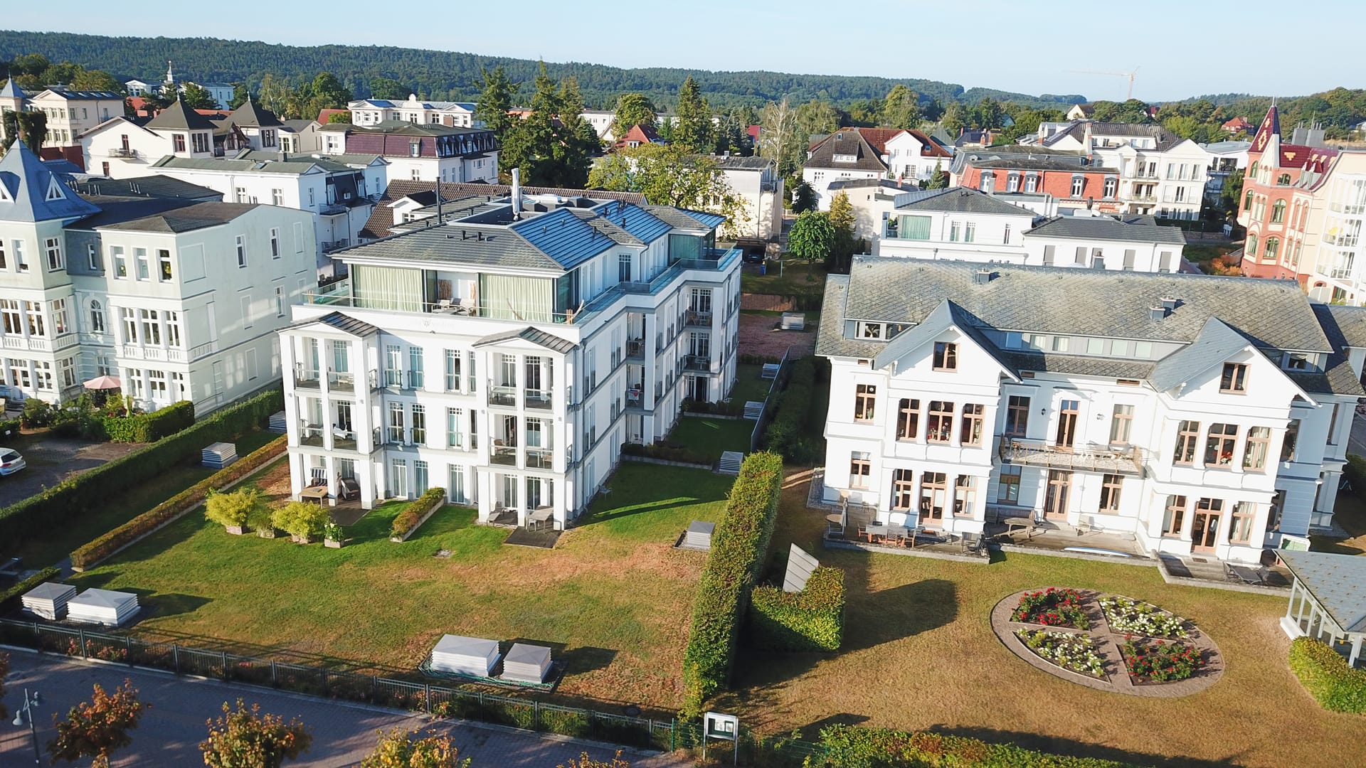 Villa Westend und benachbarte Bädervillen an der Ahlbecker Promenade aus der Vogelperspektive