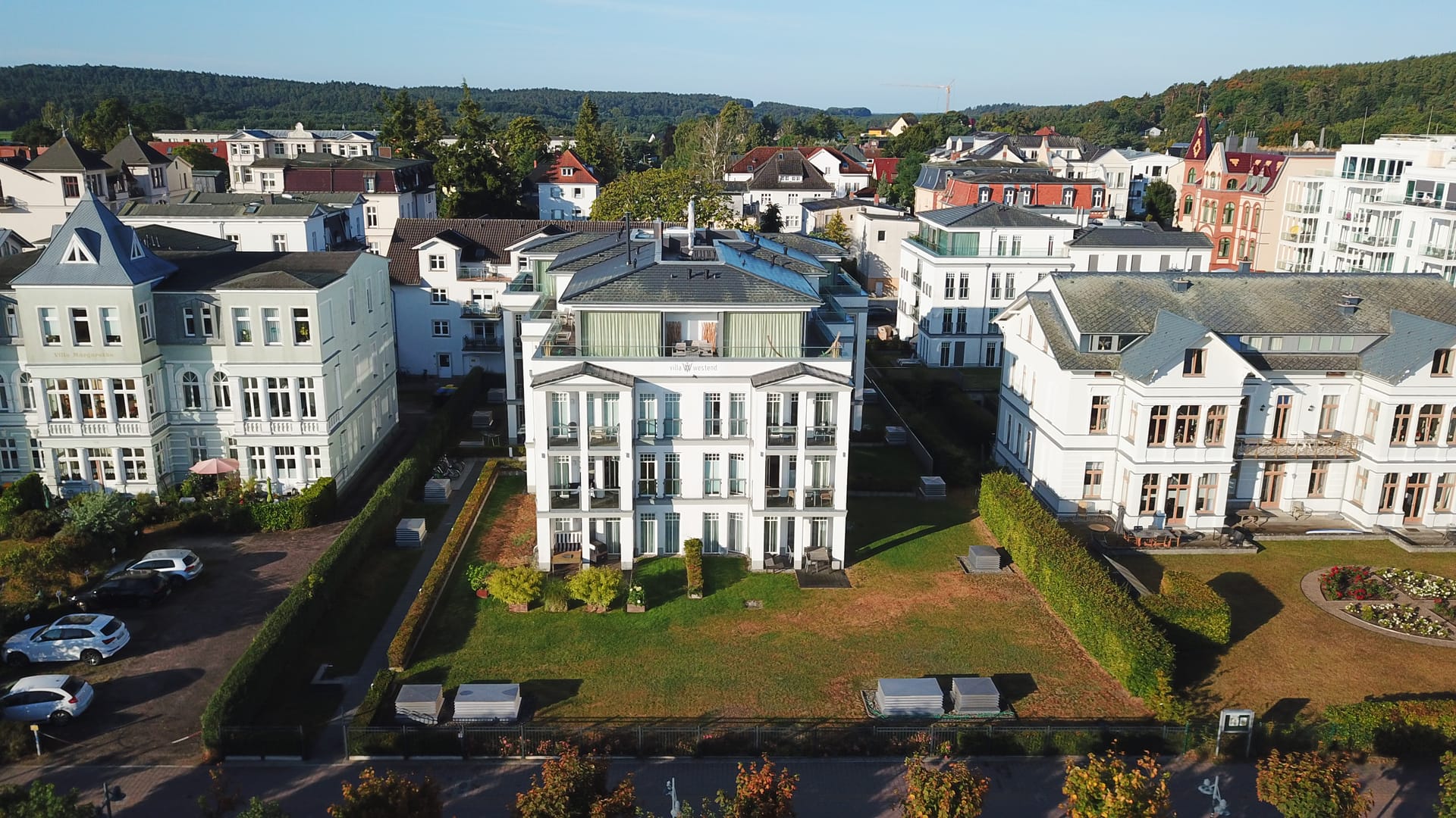 Frontale Luftaufnahme der Villa Westend Ahlbeck mit Balkonen zur Seeseite