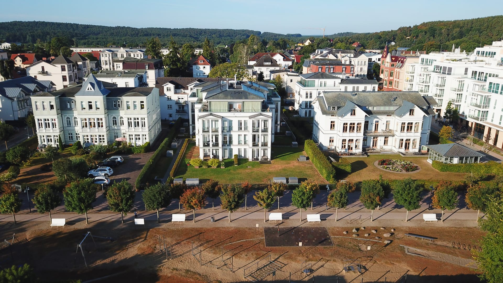 Villa Westend hinter dem Promenadenpark – weite Luftaufnahme der Strandreihe von Ahlbeck