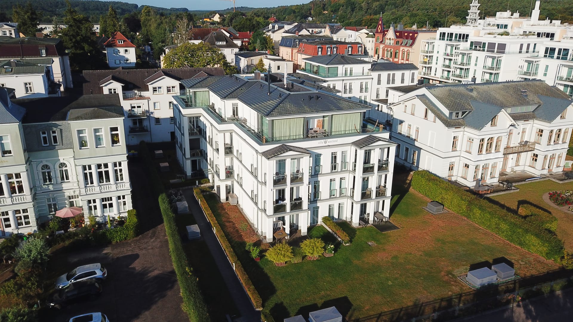 Drohnenblick auf die Villa Westend im Ahlbecker Westend nahe der Grenze zu Heringsdorf