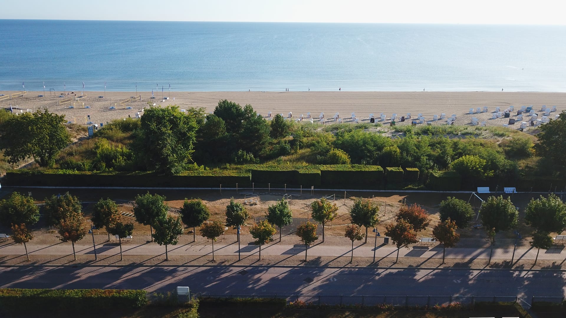 Blick von der Villa Westend seewärts über Promenade und Dünen auf den Ahlbecker Strand