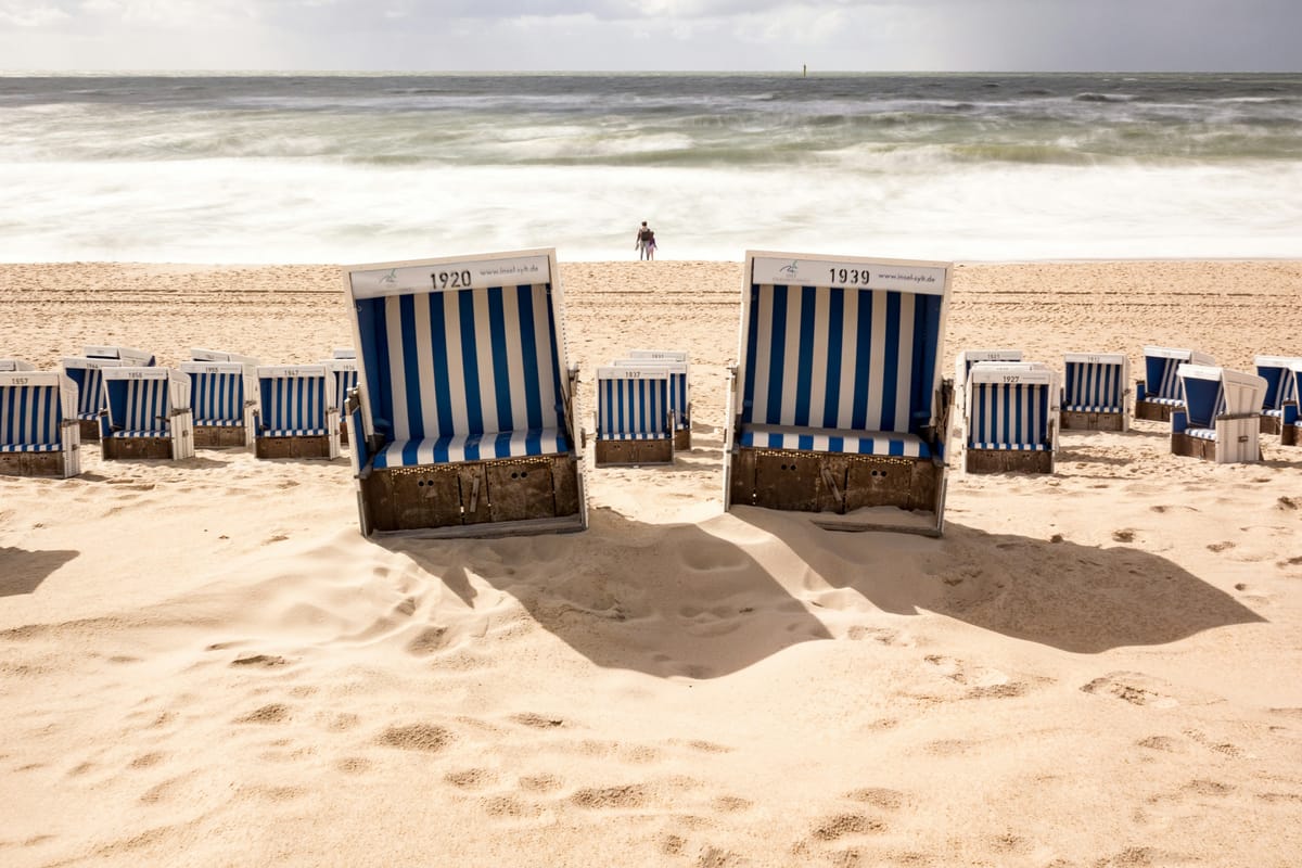 Strandpromenade und breiter Sandstrand in Westerland auf Sylt