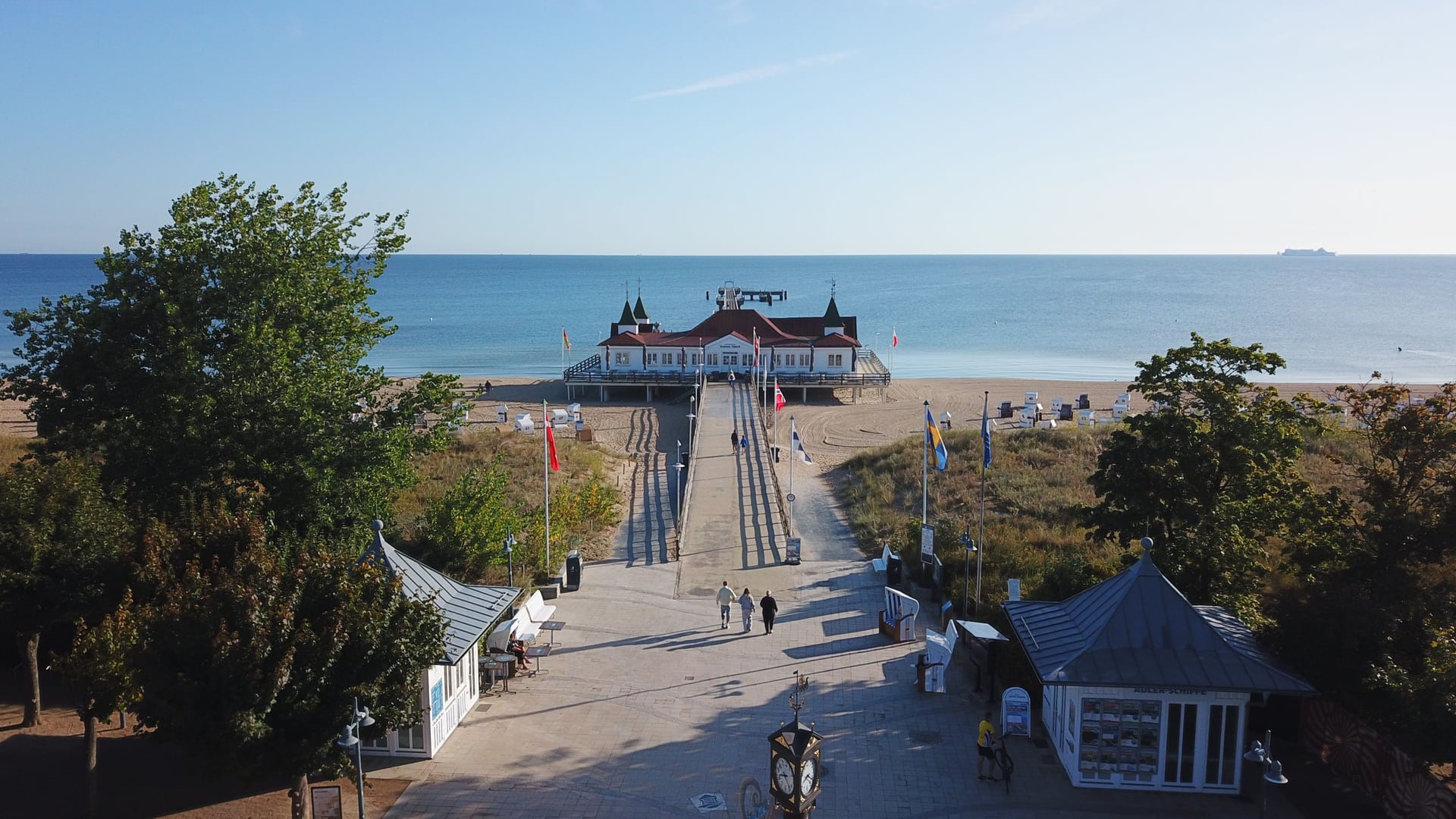 Luftaufnahme der historischen Seebrücke Ahlbeck auf Usedom mit Brückenhaus, Strandkörben und Promenade
