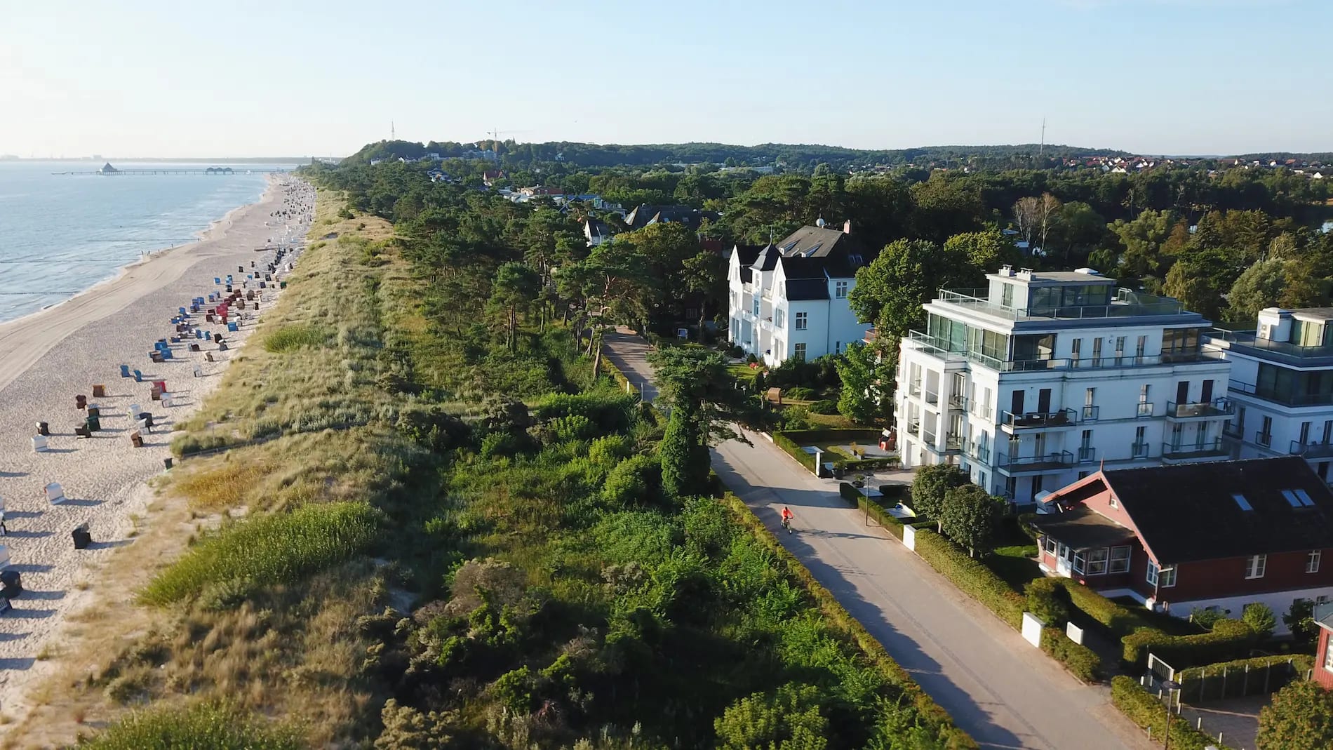 Strandpromenade mit Bäderarchitektur, Strandkörben und breitem Sandstrand an der Ostsee