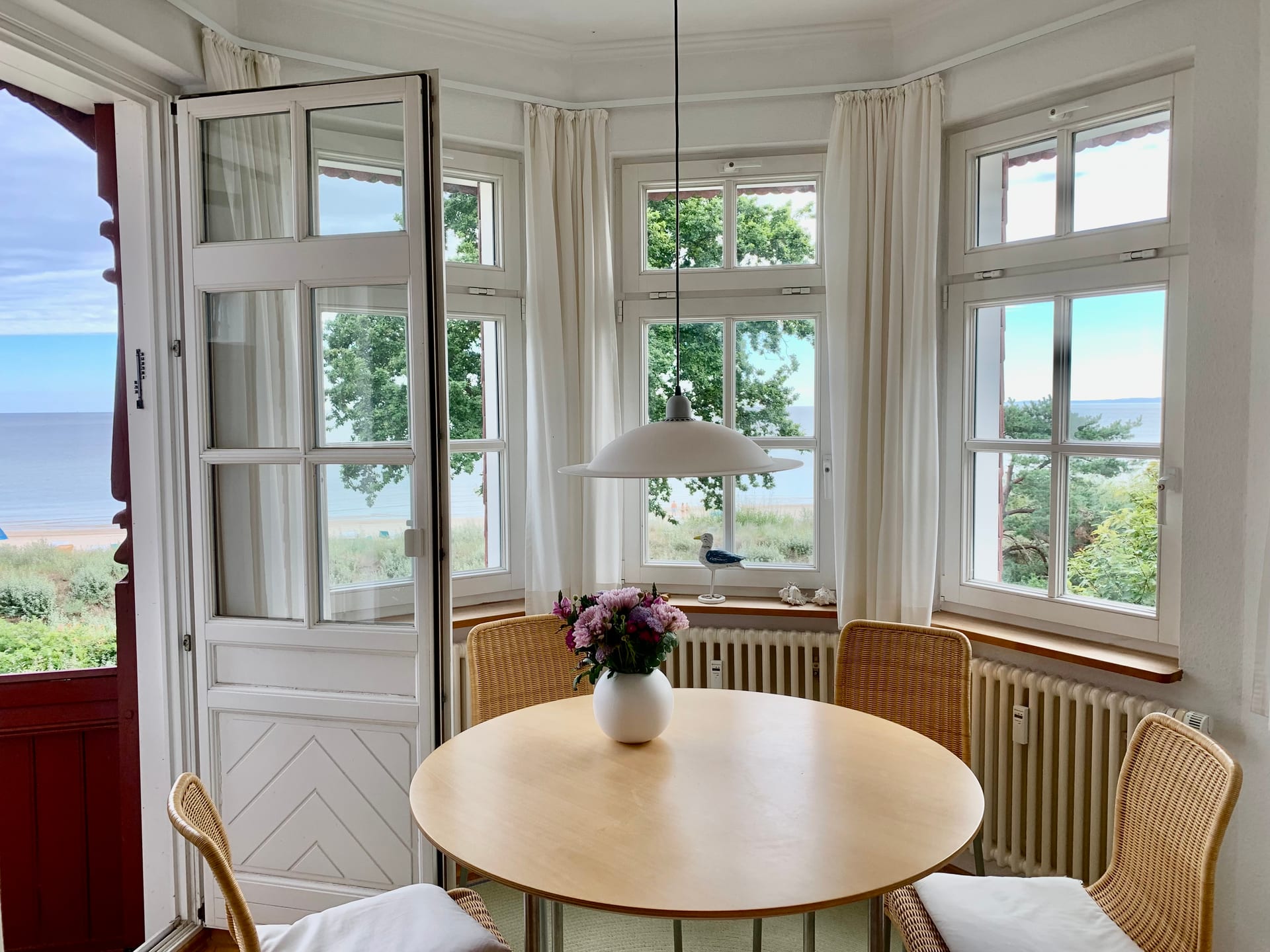 Frühstückserker mit Blick auf Strand und Ostsee in einer Ferienwohnung auf Usedom